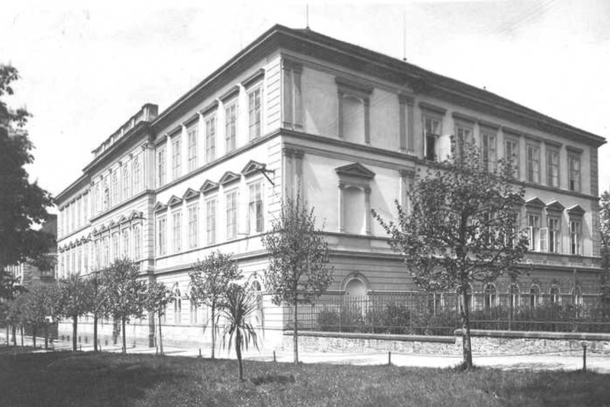 Dobová fotografie příbramského gymnázia (dnešní Střední a vyšší zdravotnická škola)