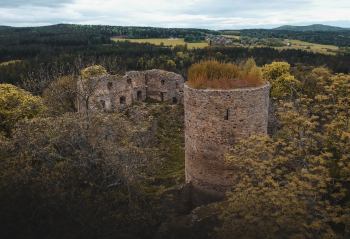 Zřícenina hradu Valdek, největšího hradu v Brdech